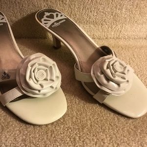 Women’s size 11W pumps
